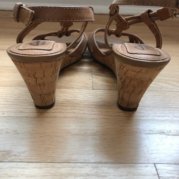 Clarks tan leather Bendables Strappy Wedge Sandals Size 8 - Picture 4 of 5